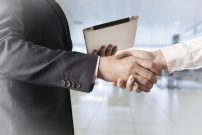 Erfolg im Business Handshake